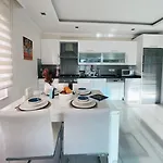 Hygge Flat With Heated Floors & Sunny Balcony! Apartamento